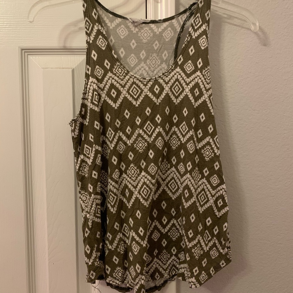 green and white tank top 💚